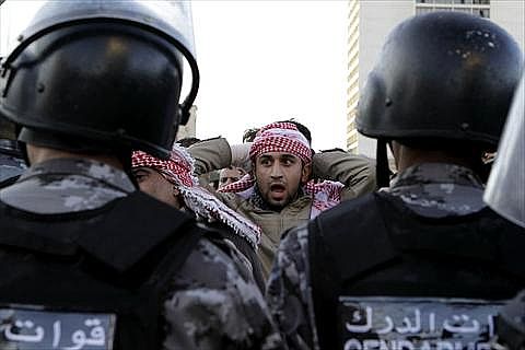 قوات الدرك تفرق المحتجين بالغاز المسيل وتعتقل العشرات، ومدير الأمن يتهم جهات خارجية