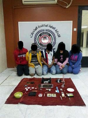 «المكافحة» ضبطت 3 رجال وامرأتين بكيلو حشيش وسلاح غير مرخص
