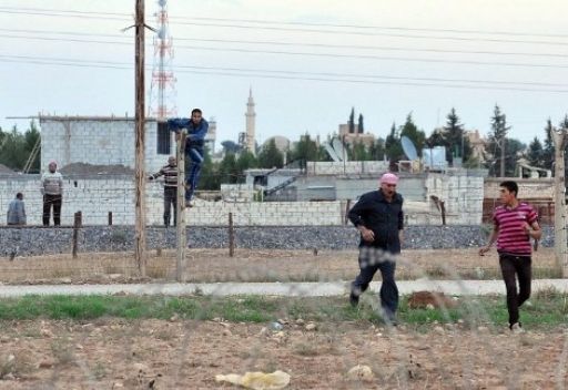 الطيران السوري يقصف مقرا للجيش الحر قرب الحدود التركية