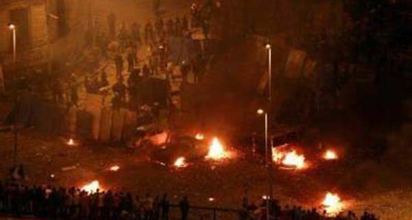 قنابل الغاز تصل لميدان التحرير..والمتظاهرون يطالبون برحيل مرسي