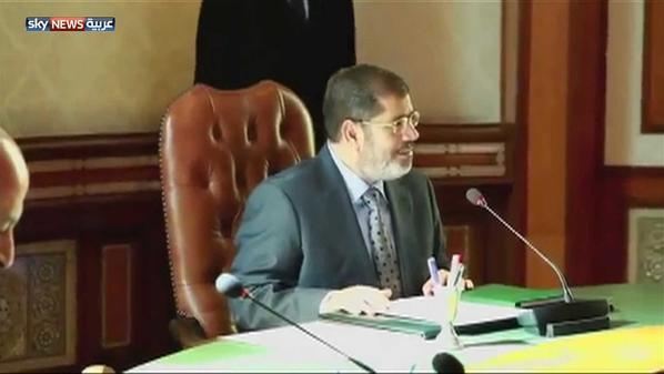 مرسي يتسلم الدستور ومظاهرات لمؤيديه