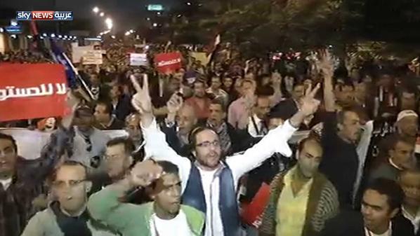 مئات المتظاهرين أمام مبنى التلفزيون المصري يطالبون بوقف “أخوَنة الإعلام”