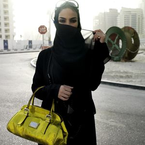 فتاة تضرب موعداً لـ 5000 معجب بمجمع تجاري في السعودية