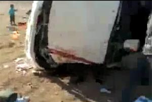 بالفيديو.. انقلاب سيارة «بنك عربي» وتطاير ملايين النقود