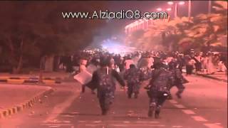 فيديو: أفراد القوات الخاصة يرمون الحجارة على المتظاهرين !!