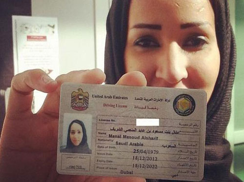 منال الشريف تحصل على رخصة قيادة من إمارة دُبي وتتمنى إستخراجها من السعودية