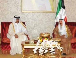 سمو أمير البلاد يستقبل بمقر اقامته ولي عهد دولة قطر