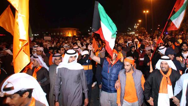 الشرطة الكويتية تفرق المحتجين بالغاز