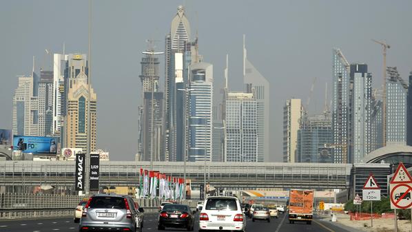 محاكمة 150 سعودياً خالفوا المرور بالإمارات