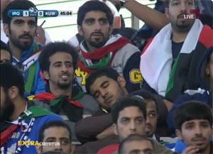 بالفيديو.. مشجع كويتي نائم في مباراة الكويت والعراق