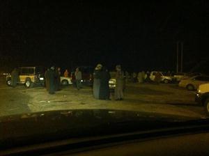 رغم البرد الشديد.. مستهترون يغلقون طريق السالمي