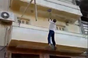 بالفيديو.. مصري يطير من اسفل المبنى الى أعلاه