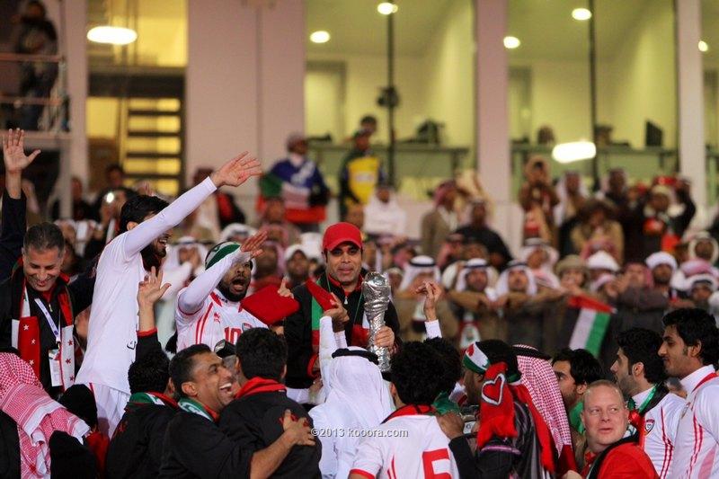 خليفة بن زايد يأمر بتخصيص 50 مليون درهم مكافأة لمنتخب الإمارات بطل “خليجي 21”