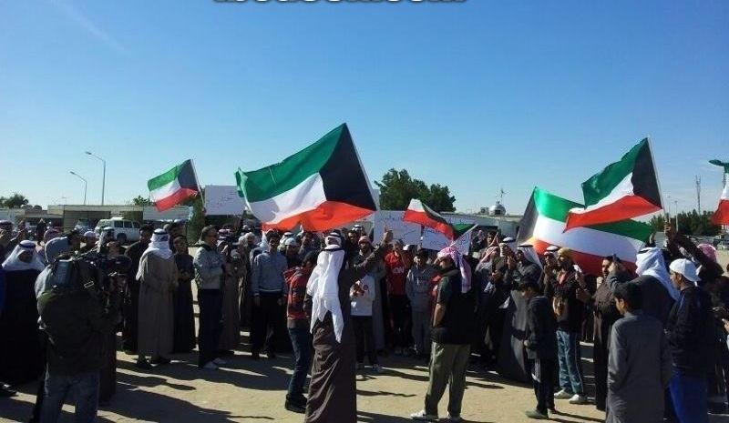 صور مباشرة من تجمع “البدون” عقب صلاة الجمعة في ساحة تيماء