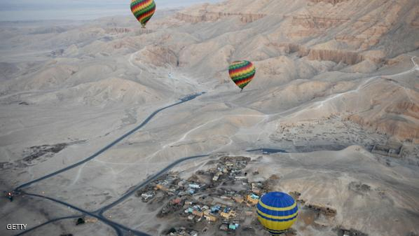 مقتل 19 سائحا بسقوط منطاد في الأقصر