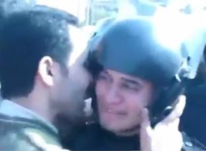 بالفيديو.. بكاء جندي مصري أثناء الإشتباكات والمتظاهرون يهدئون روعه