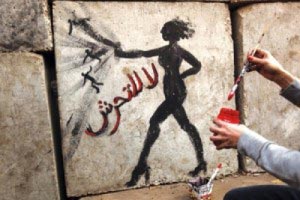 في حالات جديدة للتحرش: طعن فتاة بعد اغتصابها واستئصال رحم أخرى في ميدان التحرير