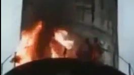 بالفيديو.. فتاة أرادت حرق الحجاب فاحترقت