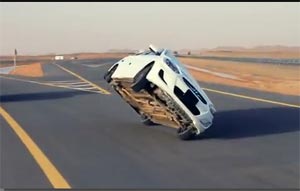 بالفيديو.. قيادة خيالية لن تشاهد مثلها لسعوديين يبدلون إطارات سيارتهم أثناء قيادتها على عجلتين