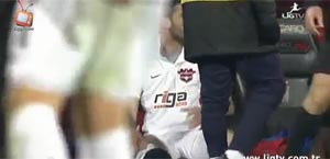 بالفيديو.. لاعب ينزل أرضية الملعب بدون «الشورت»!