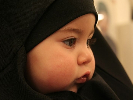 داعية سعودي: على الوالدين تغطية وجه البنت إذا كانت مشتهاة