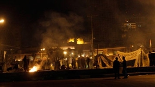 مصر.. إصابة العشرات في اقتحام لـ”التحرير” وإحراق الخيام