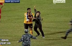 بالفيديو.. مشجع يقتحم الملعب أثناء مباراة القادسية ويقلد لاعباً سورياً علم الثورة