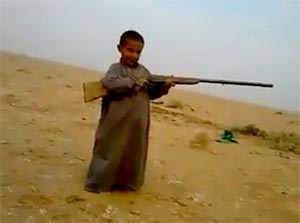 بالفيديو … طفل خليجي يرمي الحباري ببندقية كادت تكسر ظهره