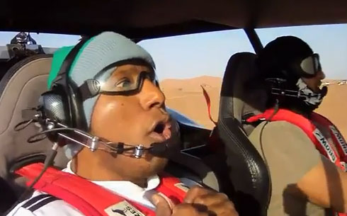 بالفيديو.. شيخ إماراتي يستعرض ويخيف احد مرافقيه