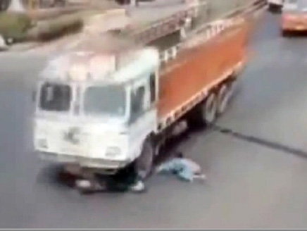 سائقة دراجة فصلتها لحظات عن الموت تحت شاحنة ضخمة