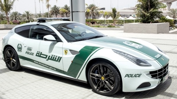 بعد “لامبورغيني”.. دبي تدشن “فيراري” للشرطة النسائية