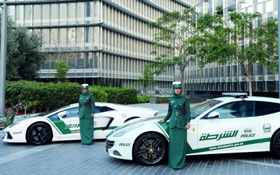 الشرطة النسائية في دبي تتسلم فيراري!