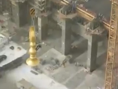 فيديو مهيب .. رفع هلال احدى مآذن التوسعة الجديدة للحرم المكي على ارتفاع 90 متراً