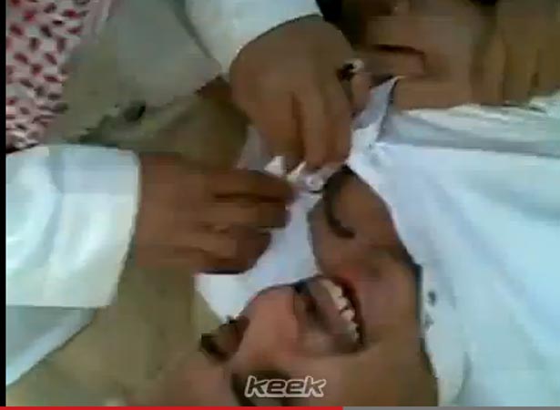 بالفيديو .. سعوديون يدخلون عقرباً كبيراً بثياب صديقهم في مزحة ثقيلة وسط الصحراء