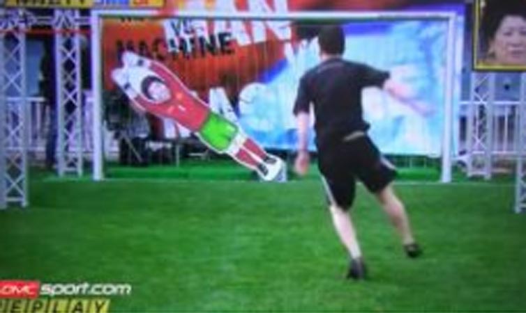 بالفيديو .. ميسي يهزم حارس المرمى الآلي الخارق والوحيد الذي لم يدخل مرماه أي هدف