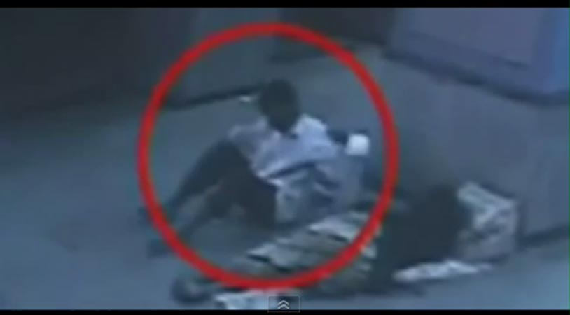 بالفيديو.. كاميرا مراقبة تكشف إختطاف طفل من حضن أمه النائمة في محطة للقطار