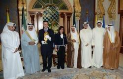 سمو امير البلاد اطلع على كأس الفيفا المزمع تقديمه للفريق الفائز في دورة كأس العالم لكرة القدم في البرازيل في عام 2014