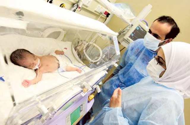 متبرع يدفع فاتورة نصف مليون درهم لعائلة التوائم 5 بدبي!