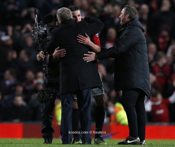 مانشستر يونايتد يتوج بطلا للدوري الإنجليزي بثلاثية فان بيرسي في شباك أستون فيلا