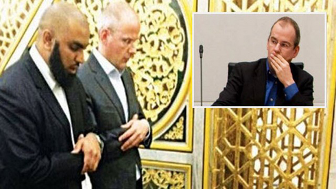 منتج الفيلم المسيئ للرسول يبكي عند قبره ويشهر إسلامه