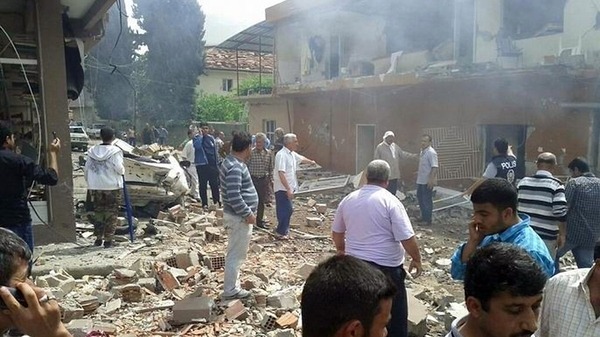 18 قتيلا في انفجار سيارتين مفخختين في تركيا قرب حدود سوريا
