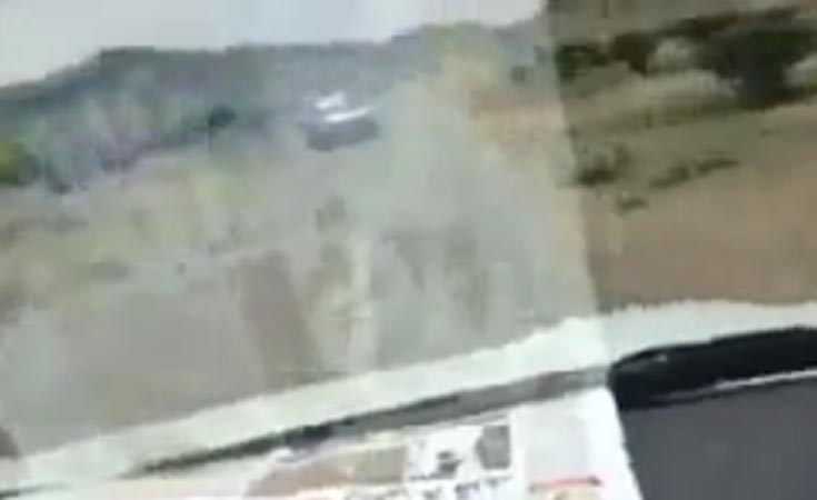 بالفيديو … سعودي استبد به الطرب أثناء القيادة فكانت النتيجة حادثاً مروعاً