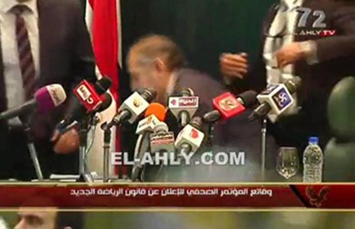 بالفيديو..لحظة هروب وزير الرياضة المصري من الألتراس .. وحرس الوزير يشهر سكيناً