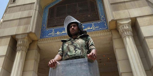 مصر: محتجون “يكفِّرون” الأزهر ويحاولون إحراق مكتبته