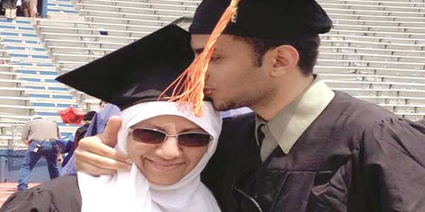 سعودية وابنها يتخرجان من جامعة واحدة .. وفي يوم واحد