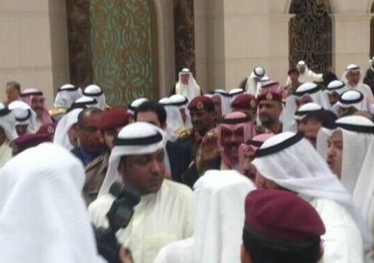 سمو الأمير وحشد من المواطنين يستقبلون سمو ولي العهد في المطار