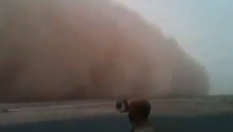 فيديو: عاصفة رملية اجتاحت الكويت مساء اليوم