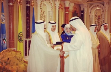 سمو أمير البلاد كرم علي بومجداد لفوزه بالجائزة الإلكترونية