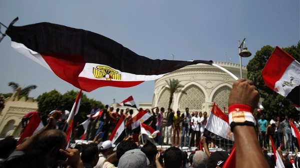 الآلاف من معارضي مرسي يتظاهرون أمام قصر الاتحادية