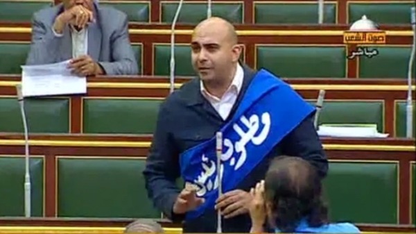 فيديو: طرد نائب مصري يرتدي وشاح “مطلوب رئيس جديد”